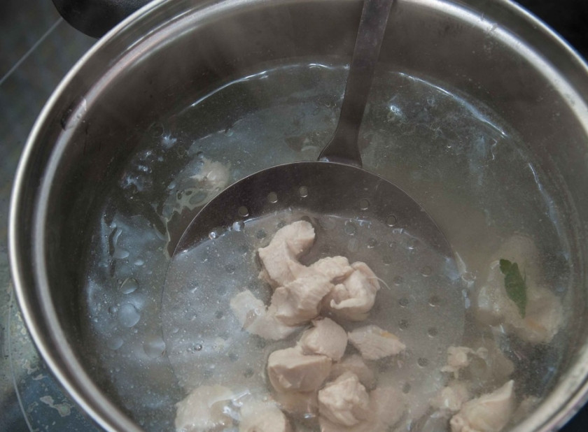 1. Этап. Паста с куриной грудкой: Куриную грудку отварите с лавровым листом, солью и перцем.
