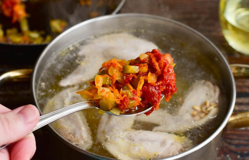 1. Этап. Рассольник по-россошански: Выложите подготовленную зажарку в рассольник.