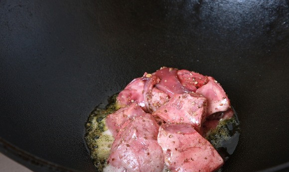 1. Этап. Кучмачи из говядины: Нарезаем легкие небольшими кусочками и обжариваем на растительном масле на среднем огне минут 15.