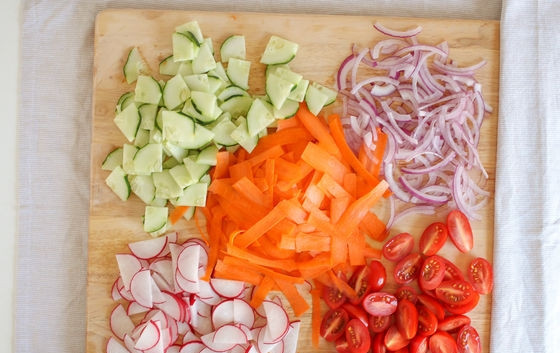 1. Этап. Салат из редиса: 2. Огурцы, редис и лук мою, нарезаю все небольшими кусочками.