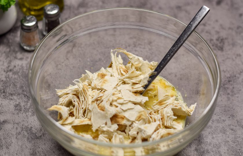 1. Этап. Быстрая пицца на сковороде из лаваша с яйцом: Лаваш нарежьте небольшими кусочками и добавьте в миску с яйцами.