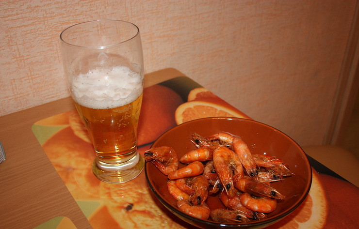 1. Этап. Креветки жареные в панцире: Как креветки будут готовы, выключите огонь, дайте лишнему маслу стечь и можете подавать готовые жареные креветки в панцире к пиву. Приятного аппетита!