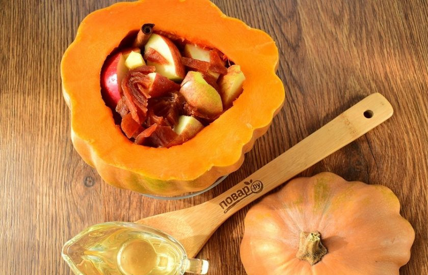 1. Этап. Тыква в духовке целиком с медом: Яблоки нарежьте на крупные кусочки, пастилу измельчите. Если используете сухофрукты, их следует заранее замочить в теплой воде. Сложите плотно кусочки фруктов и пастилы внутрь тыквы, добавьте имбирь и палочку корицы, накройте срезанной верхушкой. Поставьте запекаться в духовку при 180 °C на 1-1,5 часа.