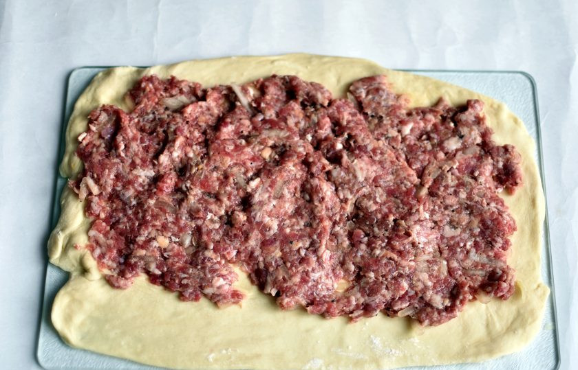 1. Этап. Штрули: Разложите фарш тонким слоем, оставляя свободным один край.