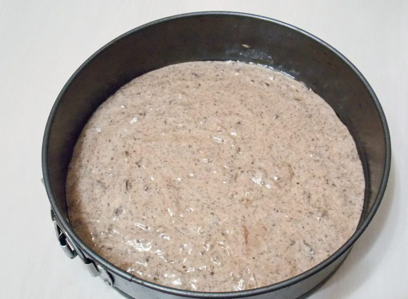 1. Этап. Торт с шоколадной крошкой: Разъемную форму диаметром 22 сантиметра смажьте растительным маслом. Переложите в нее тесто и разровняйте.