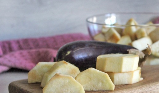 1. Этап. Салат Краски осени: Баклажаны помыть, обрезать хвостик, отчистить от кожуры, нарезать полукруглыми дольками толщиной около 1 сантиметра. Сложить кусочки баклажанов с чашку.