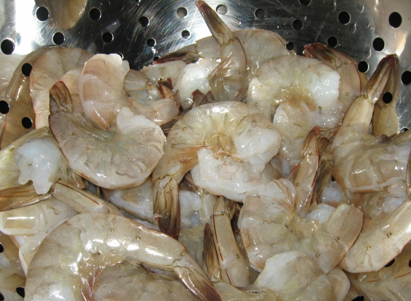 1. Этап. Креветки с соусом: 1. Моем тщательно креветки ,очищаем их. Сорт креветок можно брать любой, какой вам нравится.