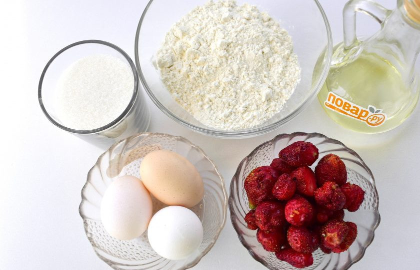 1. Этап. Ароматный клубничный пирог: Клубнику вымойте, обсушите. Муку просейте.