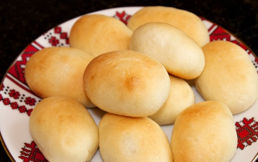 1. Этап. Пирожки с капустой на сдобном тесте: 19. Готовые пирожки переложите с противня в тарелку. Наслаждайтесь вкусной выпечкой.