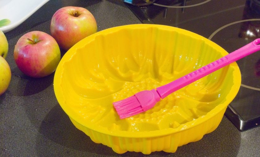 1. Этап. Пирог в силиконовой форме: Масло растопите в микроволновке. Смажьте им силиконовую форму.