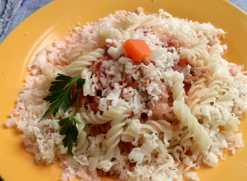 1. Этап. Макароны с фаршем и сыром: Выложите макароны на тарелки, полейте подливой и посыпьте натертым сыром. Приятного аппетита!