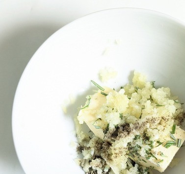 1. Этап. Нежные утиные ножки с ароматным маслом: Сначала приготовить ароматное масло, можно взять свежие травы или сушёные. Если травы свежие, мелко нарезать, добавить к мягкому маслу, выдавить чеснок.