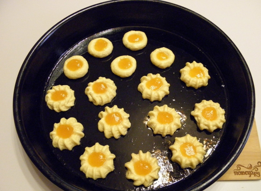 1. Этап. Песочное печенье с вареньем: Наполните углубления вареньем и отправьте печенье в духовку примерно на 10-12 минут.