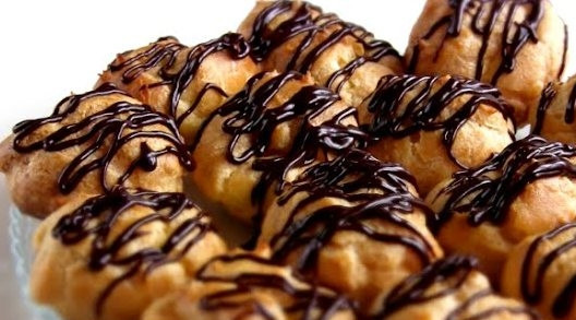 1. Этап. Пирожные заварные (эклеры): 6. При помощи кондитерского мешка начините заготовки кремом и полейте глазурью. Приятного аппетита!