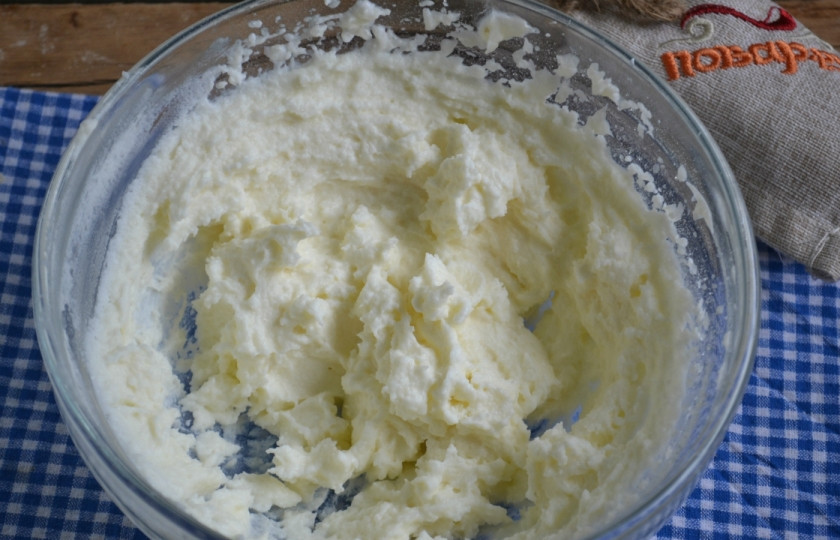 1. Этап. Десерт Павлова: Долго взбивать не нужно, буквально через 30 секунд масса станет густой и нежной.