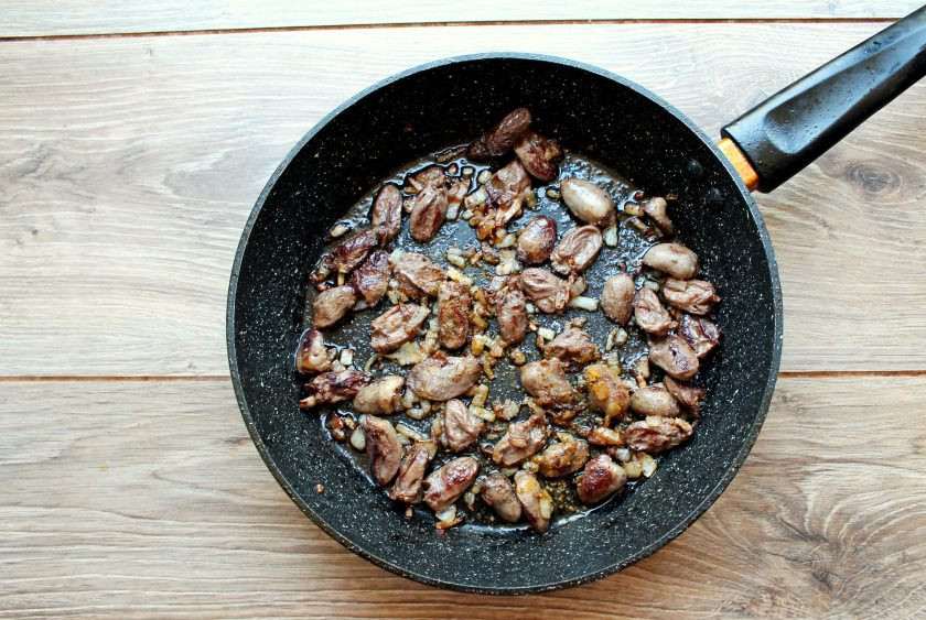 1. Этап. Булгур с куриными сердечками: Обжарьте все на сильном огне, перемешивая, в течение 7-8 минут. Посолите, добавьте карри, перемешайте и обжаривайте еще 3 минуты на среднем огне.