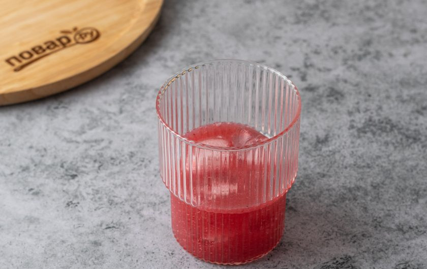 1. Этап. Грушевый коктейль с шампанским: Перелейте получившуюся жидкость в стакан со льдом.