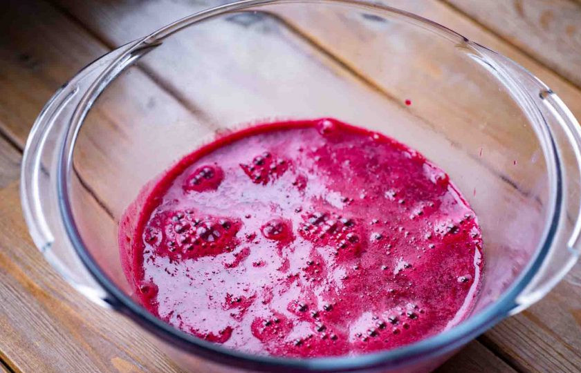 1. Этап. Воздушная пастила: Затем перелейте ягодную массу в объемную миску.