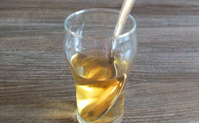 1. Этап. Маринованный имбирь со свеклой: В стакане смешайте сахар, 50 мл. теплой воды и уксус. Перемешайте.