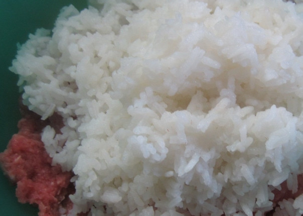 1. Этап. Мясная запеканка, как в детском садике: Отварной рис соединяем с мясным фаршем.