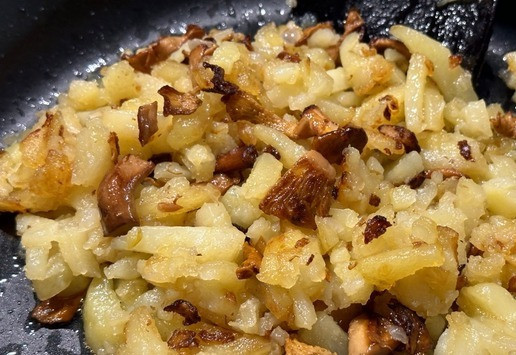 1. Этап. Лисички с картошкой: На среднем, или чуть ниже среднего, нагреве, довести до готовности. Тут «готовность» скорее должна стать видовая. Потому что, в принципе, и картошка и грибы уже готовы.