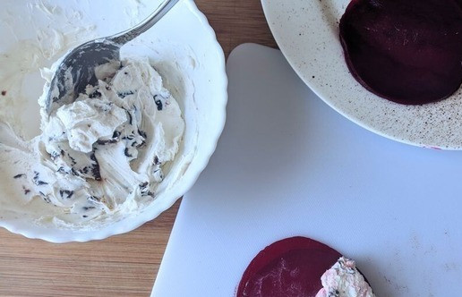 1. Этап. Закуска из свеклы с творожным сыром: На половинку кружка свеклы кладём столовую ложку начинки из творожного сыра.