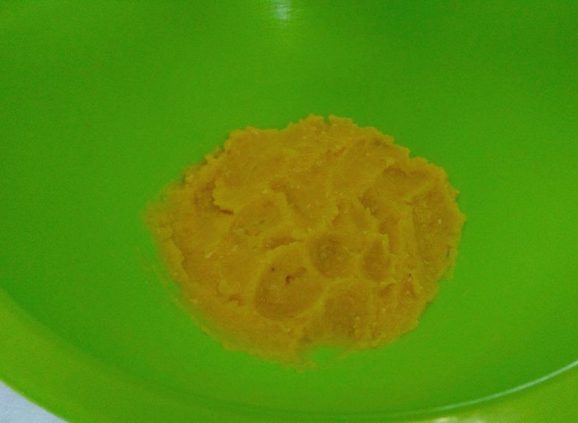 1. Этап. Постные гороховые пирожки: Часть горохового пюре (150 грамм) отберите в миску для приготовления теста. Если попадаются крупинки гороха, разомните их ложкой.