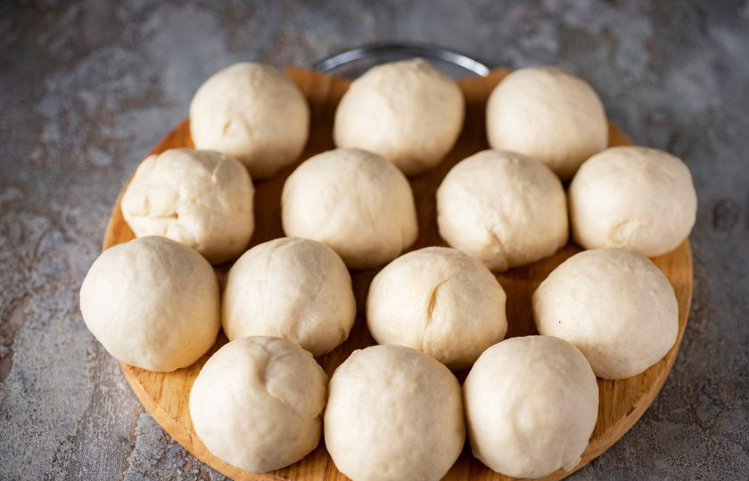 1. Этап. Корейские пончики: Тесто поделите на несколько одинаковых частей — у меня каждая часть весит 60 грамм.