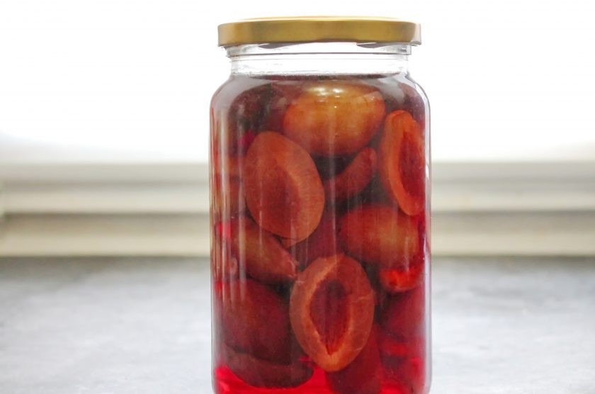 1. Этап. Сливянка: Настаивайте в течение одного месяца. Спустя время сливянку процедите, сливу выкиньте. Напиток охладите и подавайте к столу.