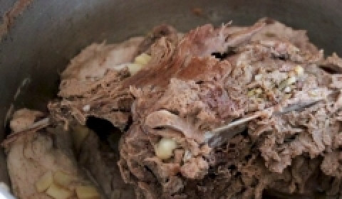 1. Этап. Башкирский бешбармак: Готовое мясо извлекаем из бульона. Бульон процеживаем через марлю, чтобы убрать специи.