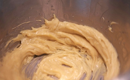 1. Этап. Телятина под соусом из тунца: Когда соус будет густой, добавьте в него анчоусы, тунец, уксус, перец и сливки. Продолжайте мешать.