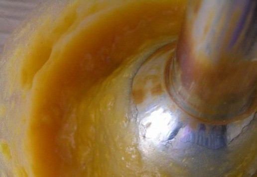 1. Этап. Абрикосовое мороженое с бадьяном: Измельчите в пюре.