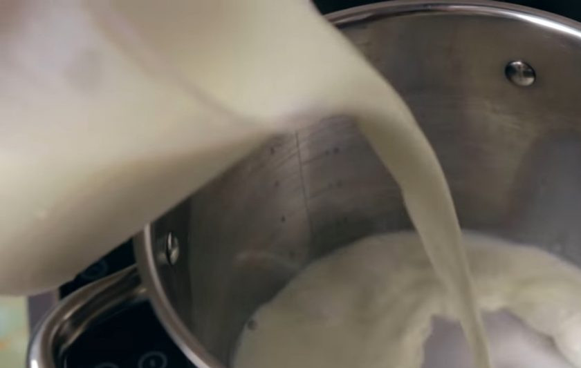 1. Этап. Мятное какао с маршмеллоу: 1. Для начала раздробите мятные леденцы на несколько частей, чтобы они быстрее растворились в какао. Затем поставьте молоко на огонь и хорошо его нагрейте, не доводя до кипения.