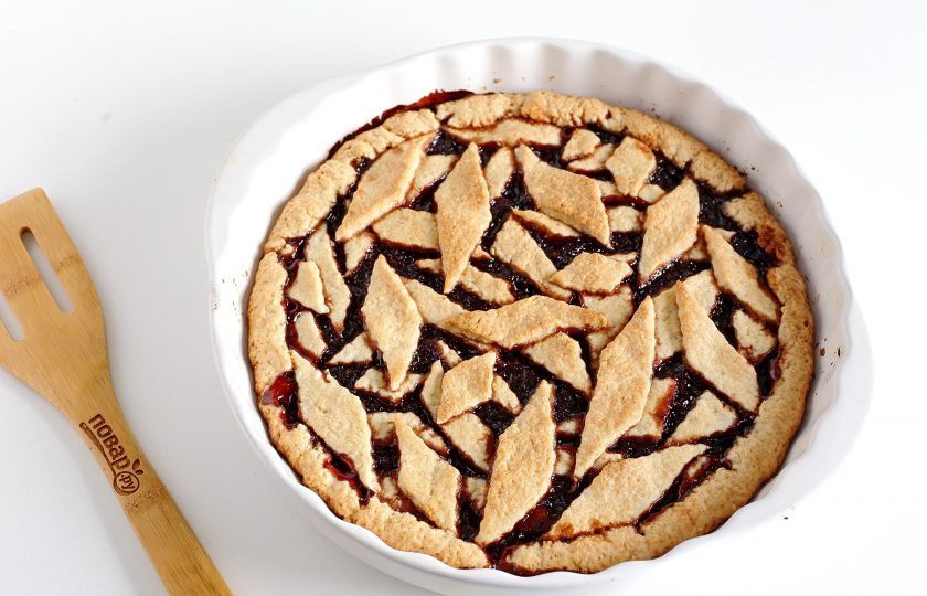 1. Этап. Песочный пирог: Выпекайте пирог в духовке при температуре 190 градусов около 30 минут.