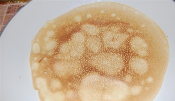 1. Этап. Блины с семгой и сыром: Нагреваем сковородку, слегка смазанную растительным маслом. И выпекаем тонкие блины. Сковородку мы смазываем только перед выпечкой первого блина.