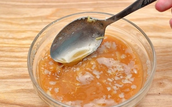 1. Этап. Соус китайский: 3. Обжаренный чеснок с маслом добавьте в соус, перемешайте.