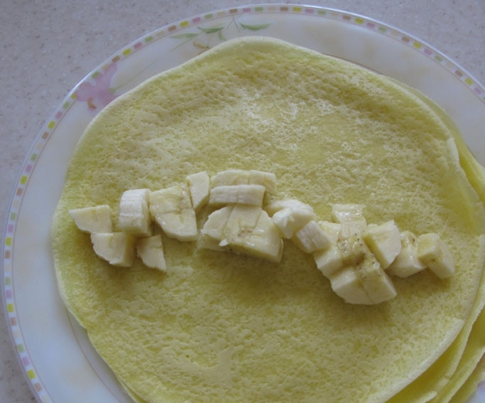 1. Этап. Блинчики с шоколадом и бананом: Выкладываем банан внутрь блинчика.