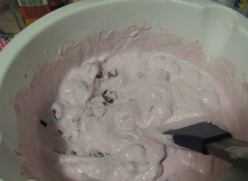 1. Этап. Вишневый крем для торта: Для приготовления крема смешайте сначала творог и сахарную пудру. Желатин замочите в небольшом количестве слегка теплой воды. С лимона натрите цедру и выдавите сок. Сок и цедру добавьте к творогу, взбейте его еще раз блендером. Сливки отдельно взбейте в пену. Желатин растворенный смешайте с небольшим количеством творога (3 ст.л.). Затем добавьте полученную массу в основную творожную, также добавьте взбитые сливки. Аккуратно перемешайте. Сок вишневый добавьте для цвета. Теперь полученный крем разделите, одну треть отложите. В остальную часть добавьте вишню. Перемешайте. Должно быть, как на фото.