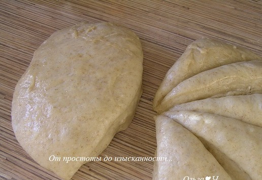 1. Этап. Энсаймада или Булочки-улитки: Рабочую поверхность хорошо смажьте маслом, выложите тесто, разделите на части. У меня половина теста для большого пирога-улитки и для 5 частей для средних булочек, а можно и на 6-8 частей разделить, тогда булочки будут более изящные.