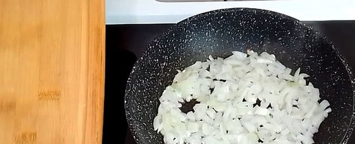 1. Этап. Суп с печенью трески: На растительном масле обжарьте лук до прозрачности.