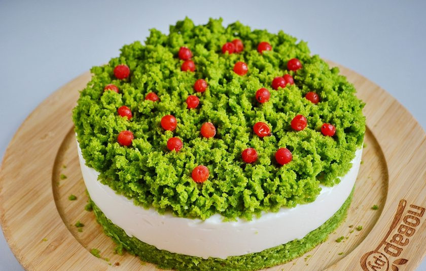 1. Этап. Новогодний торт Лесной мох: Через 2-3 часа снимите осторожно кольцо и украсьте ягодами торт. Приятного!