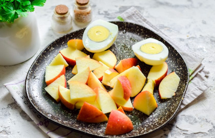 1. Этап. Форшмак из капусты: Яйцо сварите вкрутую, очистите и разрежьте пополам.