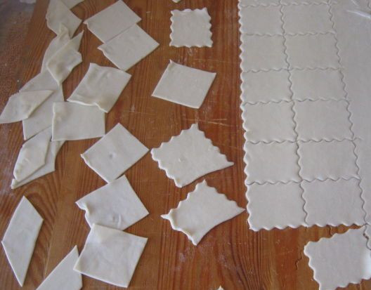 1. Этап. Сочни для бешбармака: 6. Я сделала квадраты и ромбы и разложила их на столе ждать своего часа.