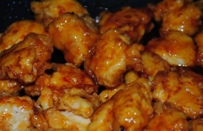 1. Этап. Куриные кусочки в соусе: Добавляем курицу, постоянно помешивая, обжариваем ее в соусе 4-5 минут.