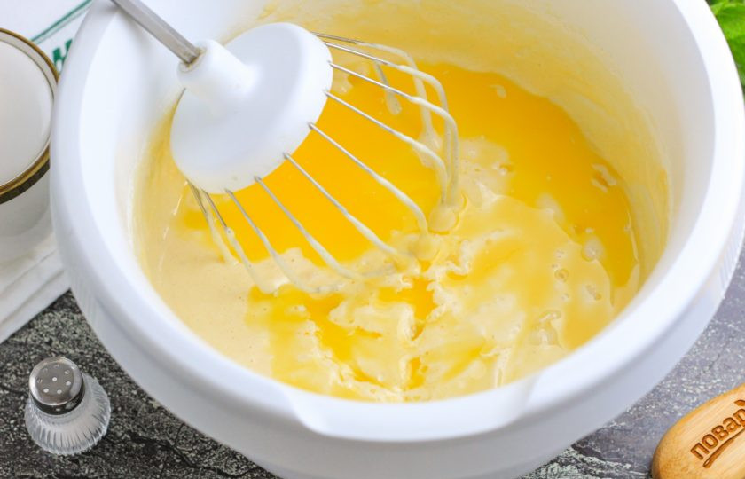 1. Этап. Пирог на сливочном масле: Влейте топленое масло в массу и перемешайте. Масло добавляется только после пшеничной муки, чтобы яичная масса не заварилась!