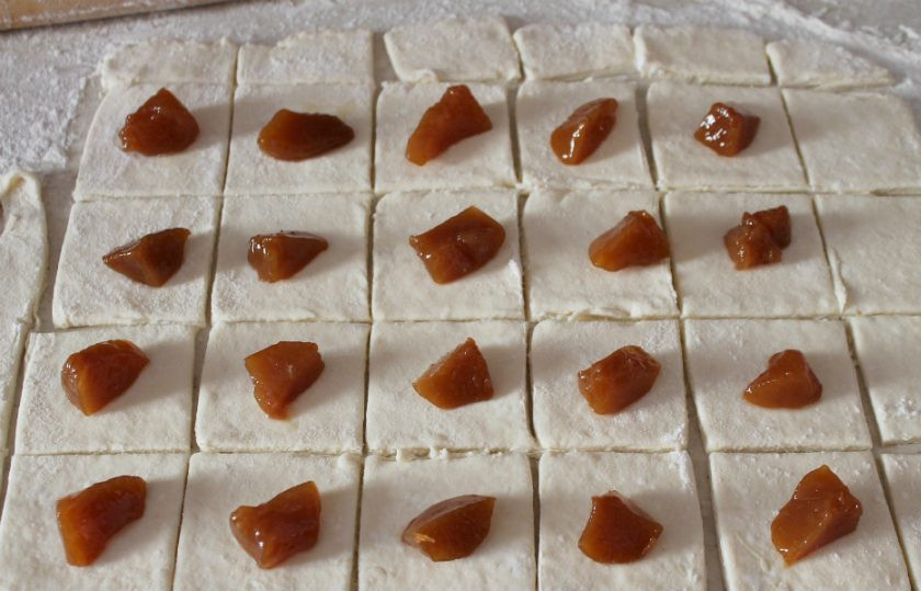 1. Этап. Творожное печенье с фруктами: На каждый квадрат кладем по кусочку консервированного персика.