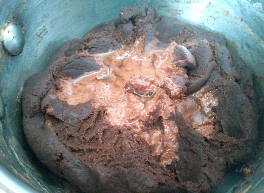 1. Этап. Трюфельные пряники: Добавьте в слегка остывшее тесто яблочный уксус и промесите пластичную массу. Это удобно делать руками, тесто не липнет к ним.