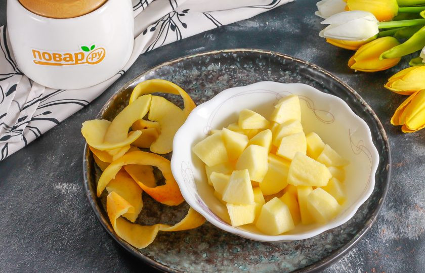 1. Этап. Молочный коктейль с яблоком: Яблоки промойте в воде и очистите от кожуры. Разрежьте пополам или на четвертинки и срежьте семенные блоки. Нарежьте мелкими либо средними кубиками.