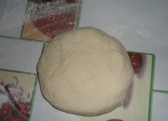 1. Этап. Манты Пак-чой: Из воды, муки, яйца и соли замесите тугое тесто. Уберите его под плёнку и положите настаиваться.