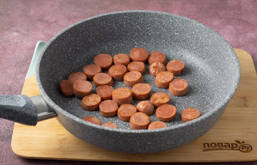 1. Этап. Рагу по-крестьянски: Разогрейте сковороду с растительным маслом на среднем огне. Обжарьте сосиски до румяной корочки. Отложите в сторону.